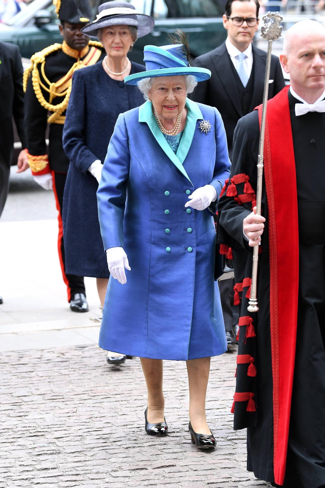 Farbenfroh wie immer: Queen Elizabeth setzte auf einen royalblauen Mantel mit passendem Hut.
