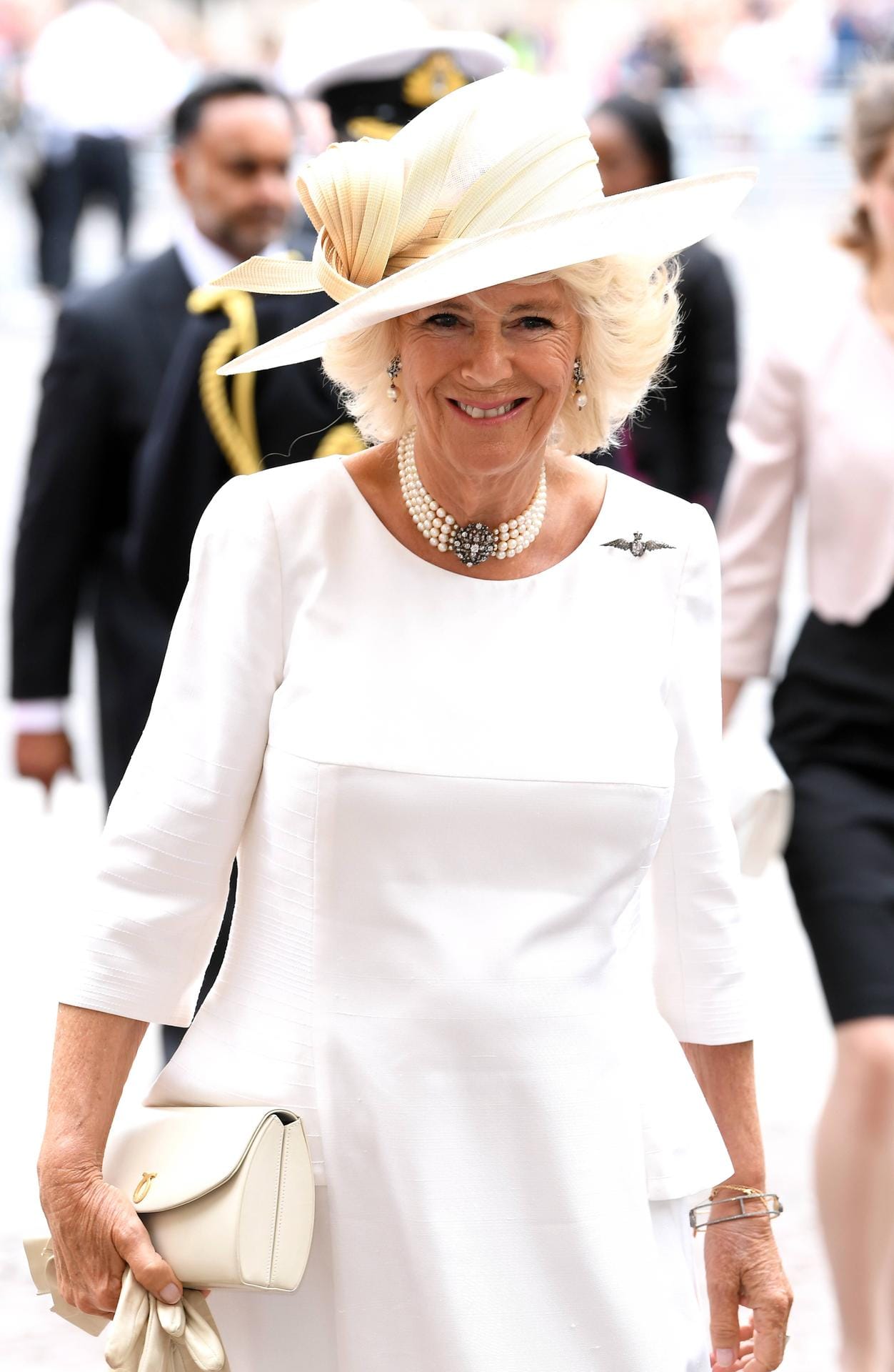 Camilla kam in Creme: Wie schon bei der Taufe von Prinz Louis setzte die Ehefrau von Prinz Charles auf sommerliche Farben.