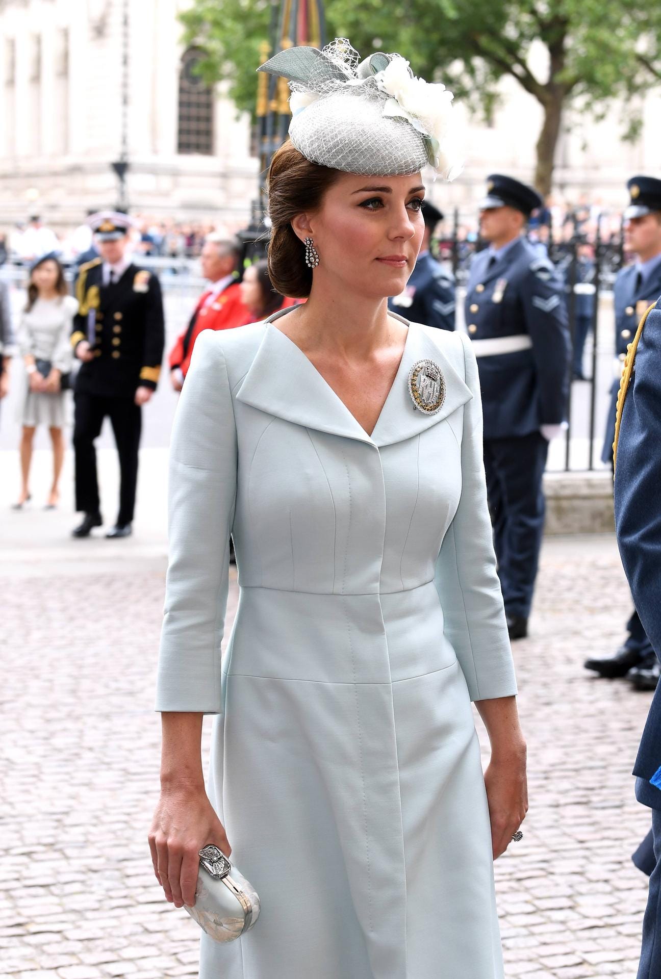 Zartes Blau: Herzogin Kate wählte für den Anlass einen Kleid von Alexander McQueen mit passendem Fascinator und Brosche am Revers.