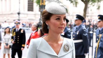 Zartes Blau: Herzogin Kate wählte für den Anlass einen Kleid von Alexander McQueen mit passendem Fascinator und Brosche am Revers.