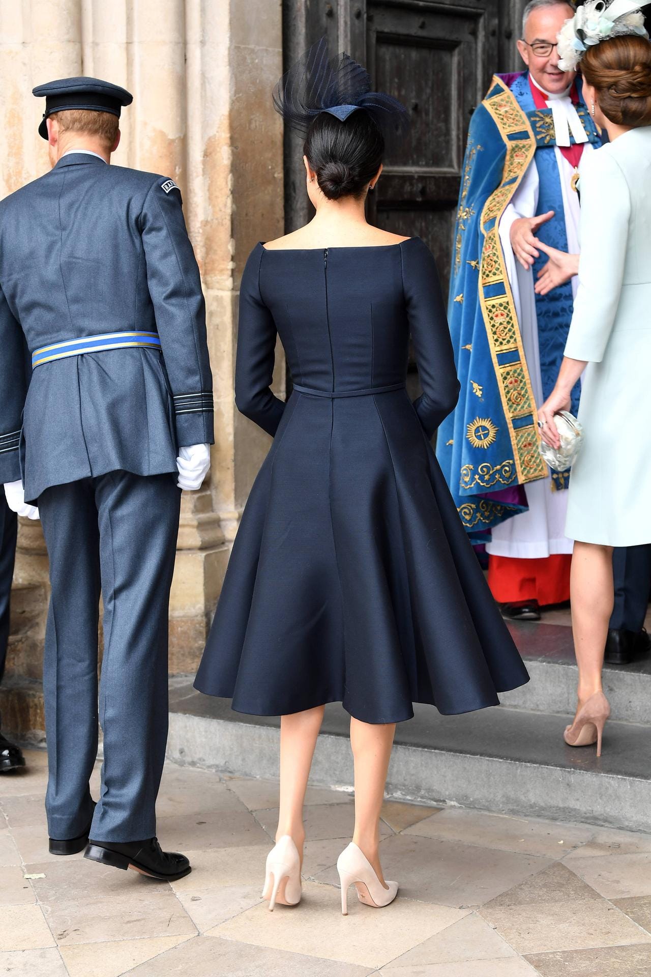 Auch von hinten eine Augenweide: Herzogin Meghans schwingendes Kleid im 50s-Stil bezauberte nicht nur Prinz Harry.