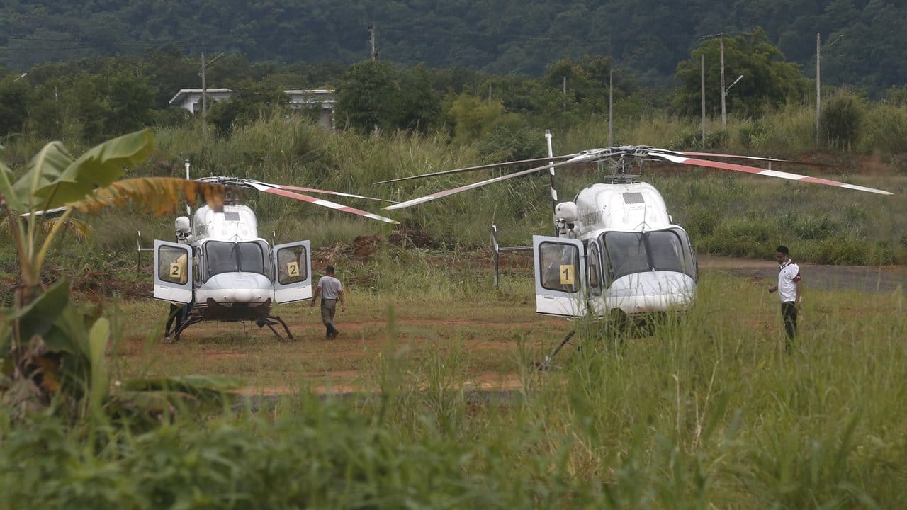 In der Nähe der Höhle stehen Hubschrauber, um die geretteten Kinder ins Krankenhaus zu bringen.