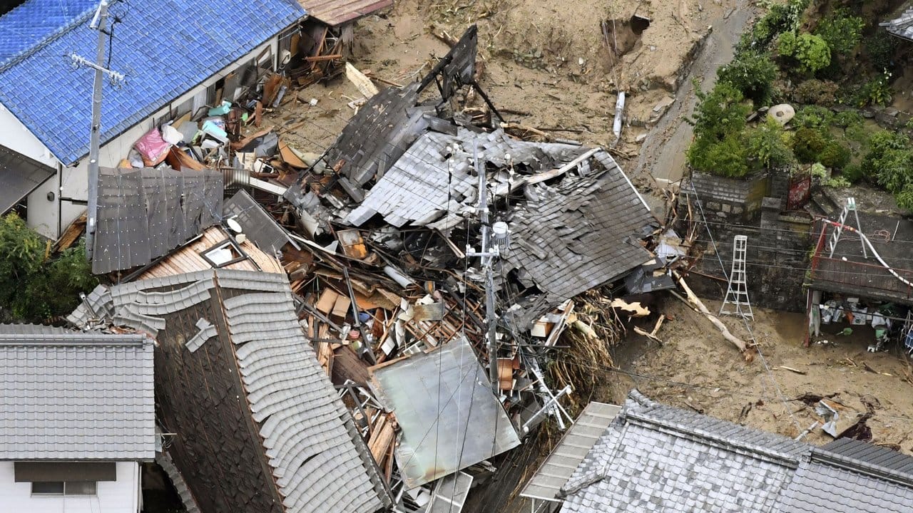 Ein durch eine Schlammlawine zerstörtes Gebäude in Sakacho.