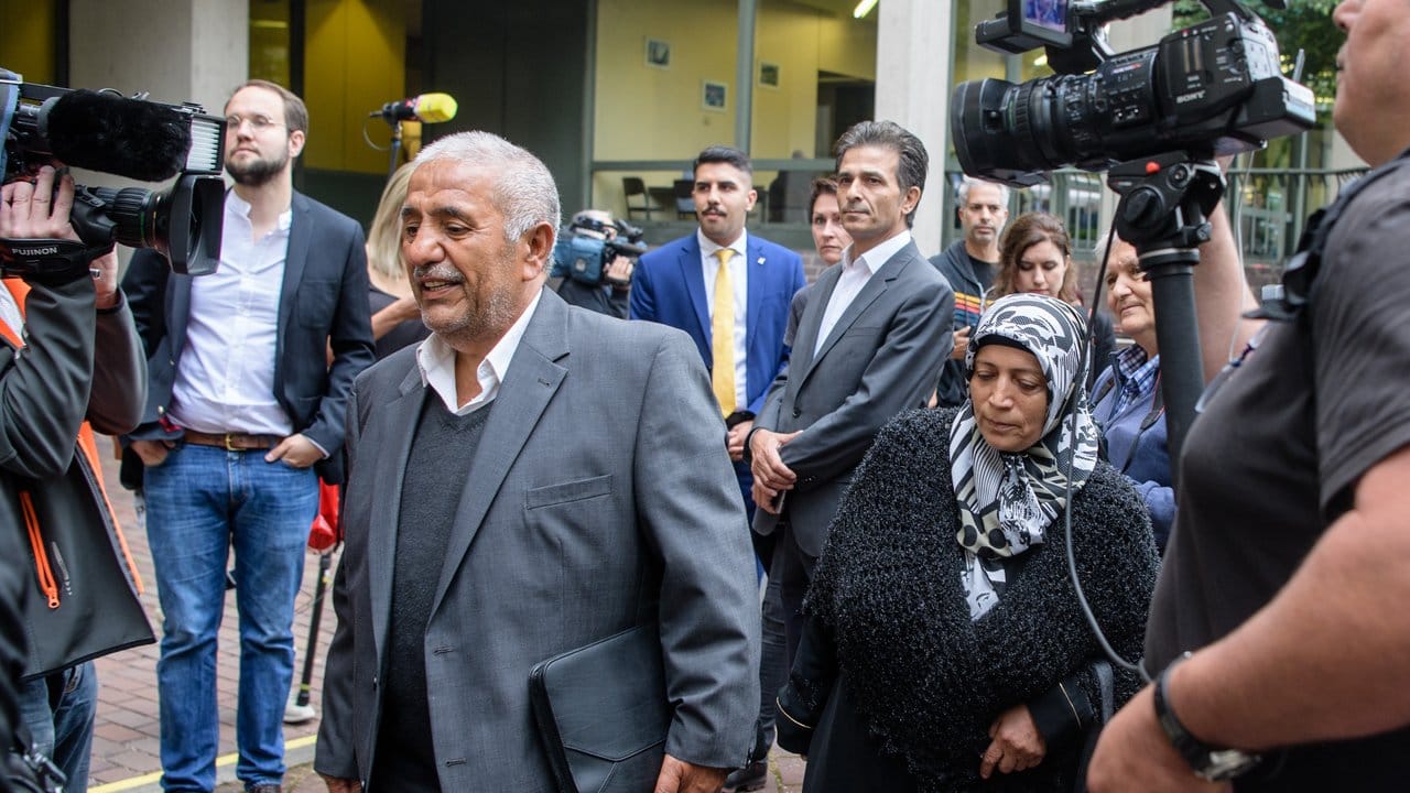Ismail und Ayse Yozgat, Eltern des vom NSU ermordeten Halit Yozgat, kommen zum Oberlandesgericht in München.