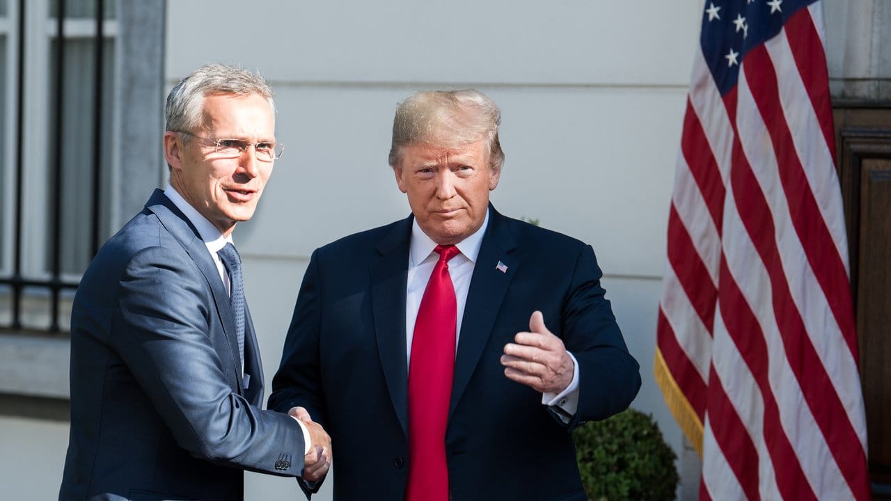 Nato-Generalsekretär Jens Stoltenberg und US-Präsident Donald Trump treffen sich anlässlich des Nato-Gipfels in der Residenz des amerikanischen Botschafters in Brüssel.