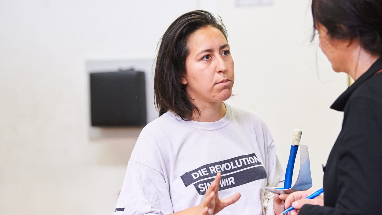Studentin Yanina Cerón Klewer im Gespräch nach dem Fechtunterricht. Studentin Yanina Cerón Klewer im Gespräch nach dem Fechtunterricht.