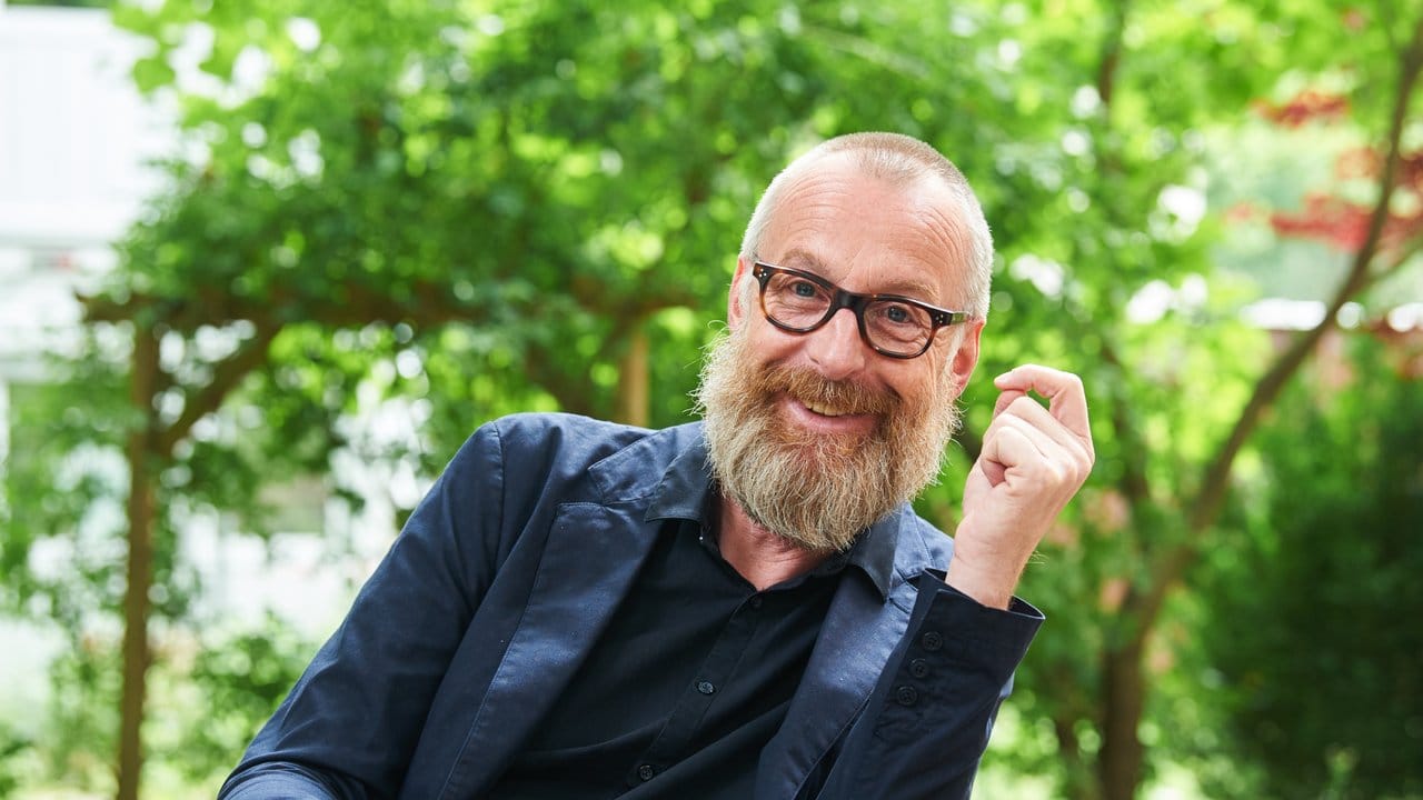 Schulleiter Holger Zebu Kluth im Garten der Ernst-Busch-Schule in Berlin. Schulleiter Holger Zebu Kluth im Garten der Ernst-Busch-Schule in Berlin.