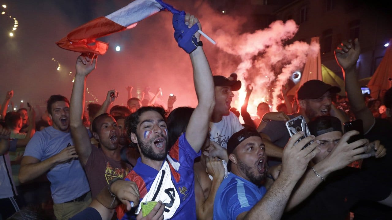 Fans der französischen Nationalmannschaft jubeln nach dem Finaleinzug in Marseille.