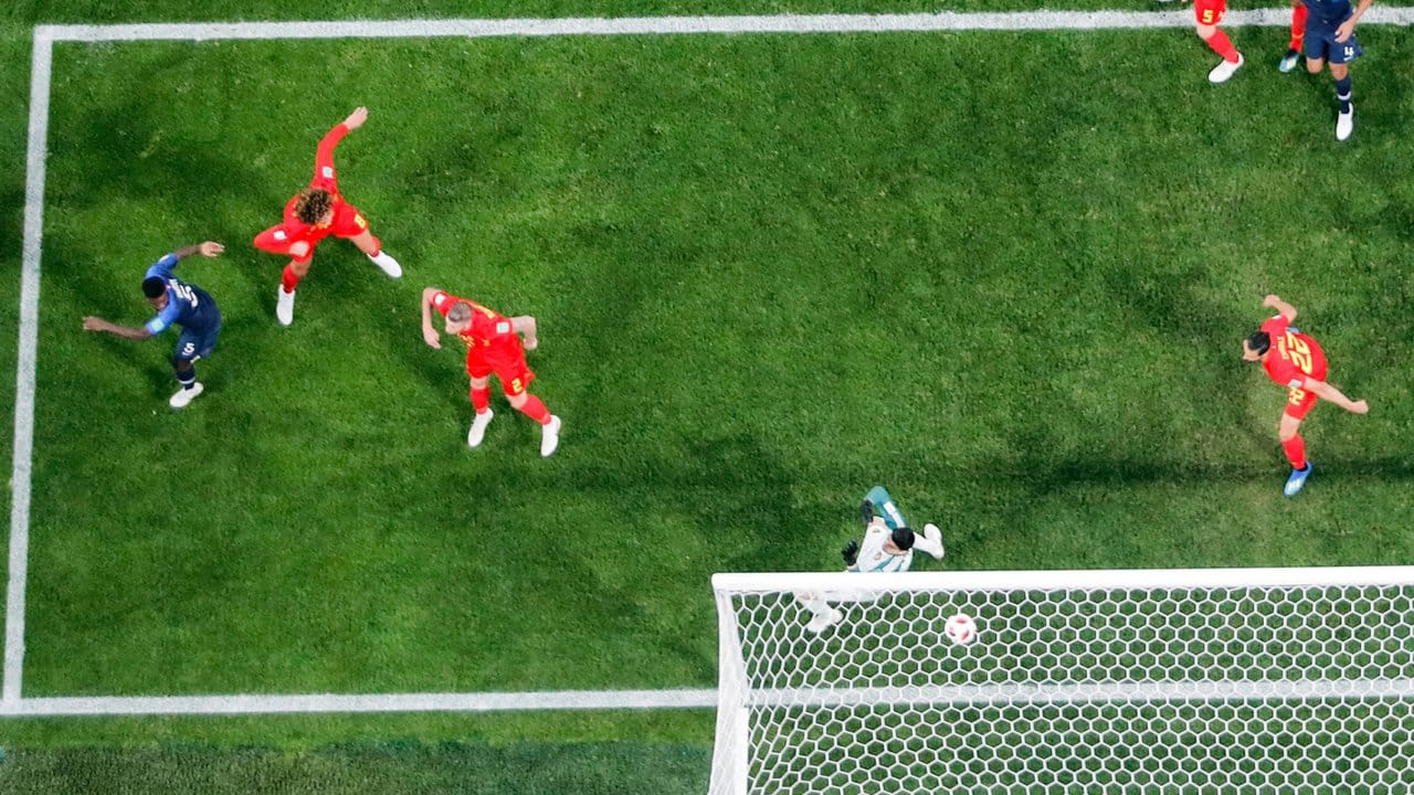 Der französische Verteidiger Samuel Umtiti köpft den Ball ins Tor.