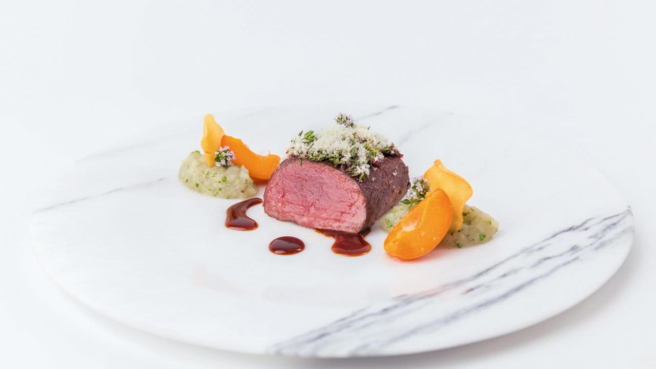 Toll passen Aprikosen zu Wildgerichten, etwa gebratenem Rehrückenfilet. Toll passen Aprikosen zu Wildgerichten, etwa gebratenem Rehrückenfilet.