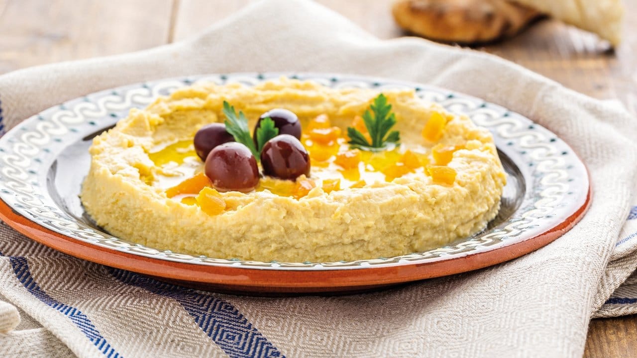 Aprikosen passen auch in Hummus: Hier in der getrockneten Version mit Kichererbsen, Knoblauch und Sesampaste.