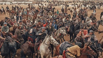 Beim Buzkaschi, dem harten traditionellen Nationalsport Afghanistans, kämpfen Reiter darum, den Körper eines toten Tiers an sich zu bringen und dann zu einem ausgewiesenen Ziel zu befördern. Gemacht hat das Foto Balazs Gardi, Gewinner der Kategorie "Sport".