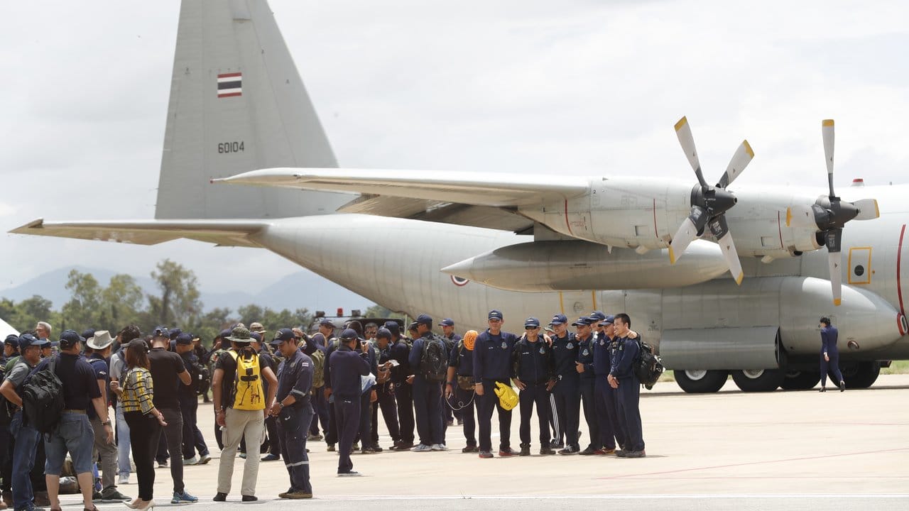 Nach der geglückten Rettungsmission machen Taucher der thailändischen Marine und Militärs in Chiang Rai ein Gruppenfoto.