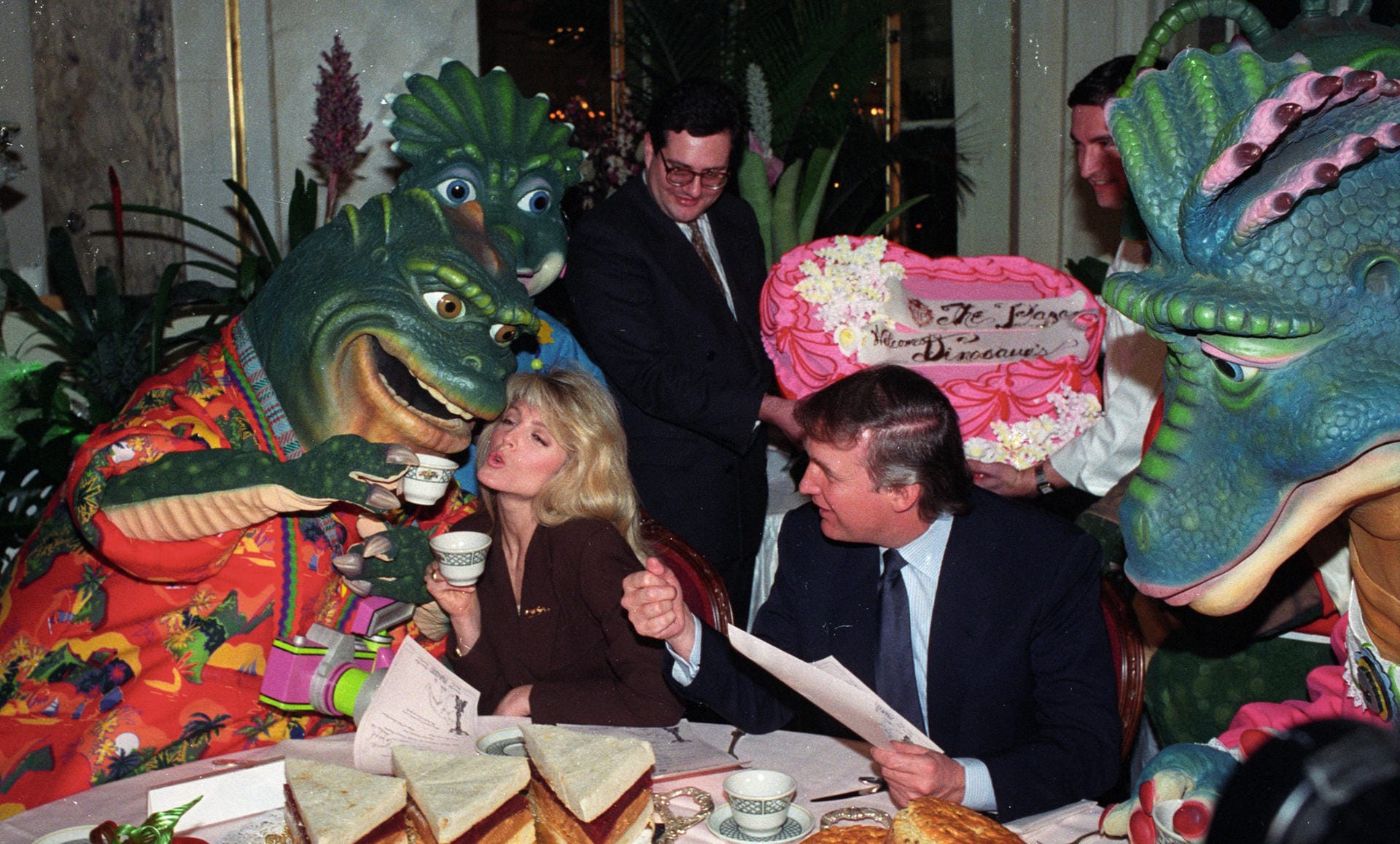 Wer hat bitte schon mal mit den aus dem Fernsehen bekannten "Dinos" gefeiert? Richtig. Donald Trump. Das ist aber längst nicht alles.