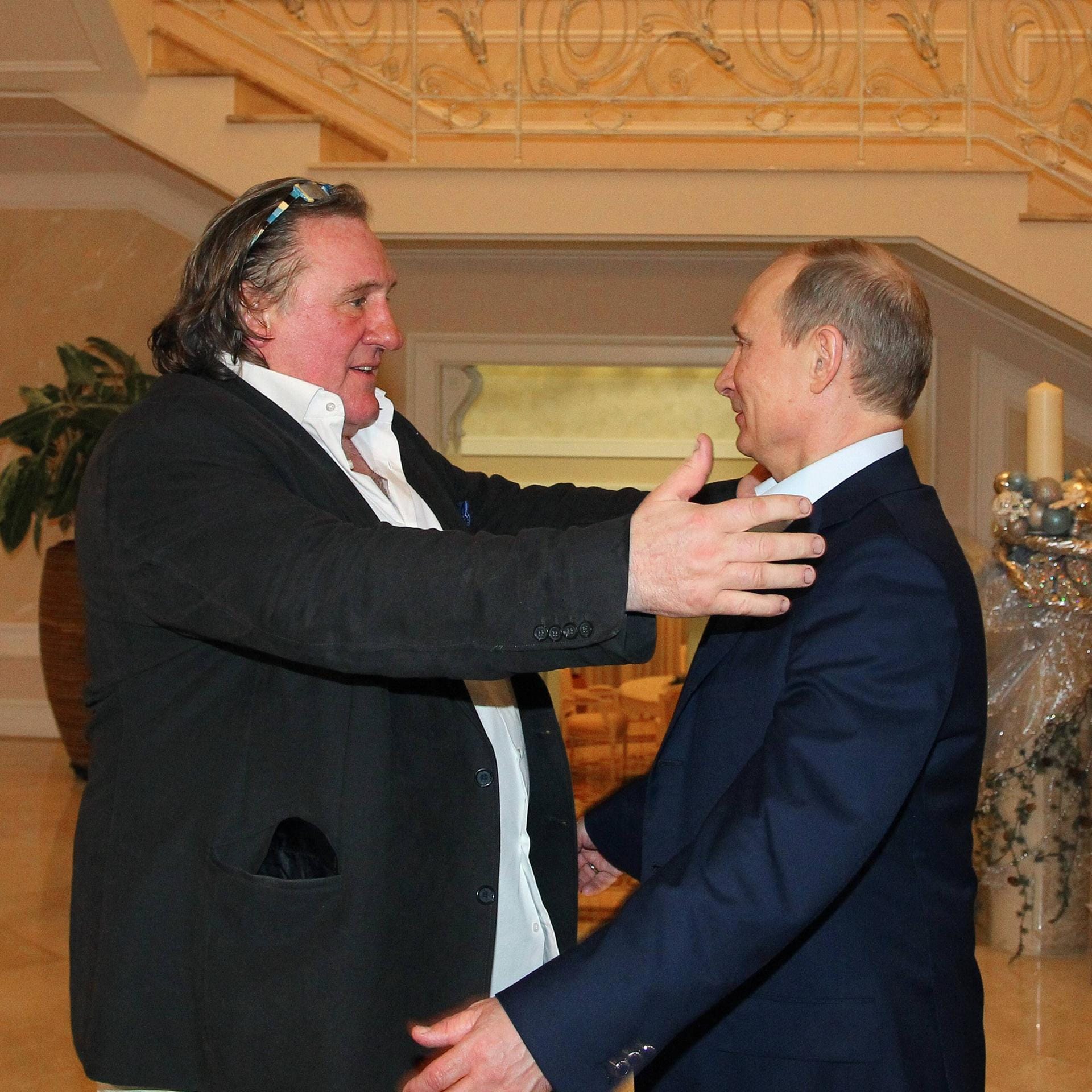 Dafür spricht auch, dass sie beide berühmte Leute kennen. Hier umarmt Putin seinen Freund, den Schauspieler Gerard Depardieu...