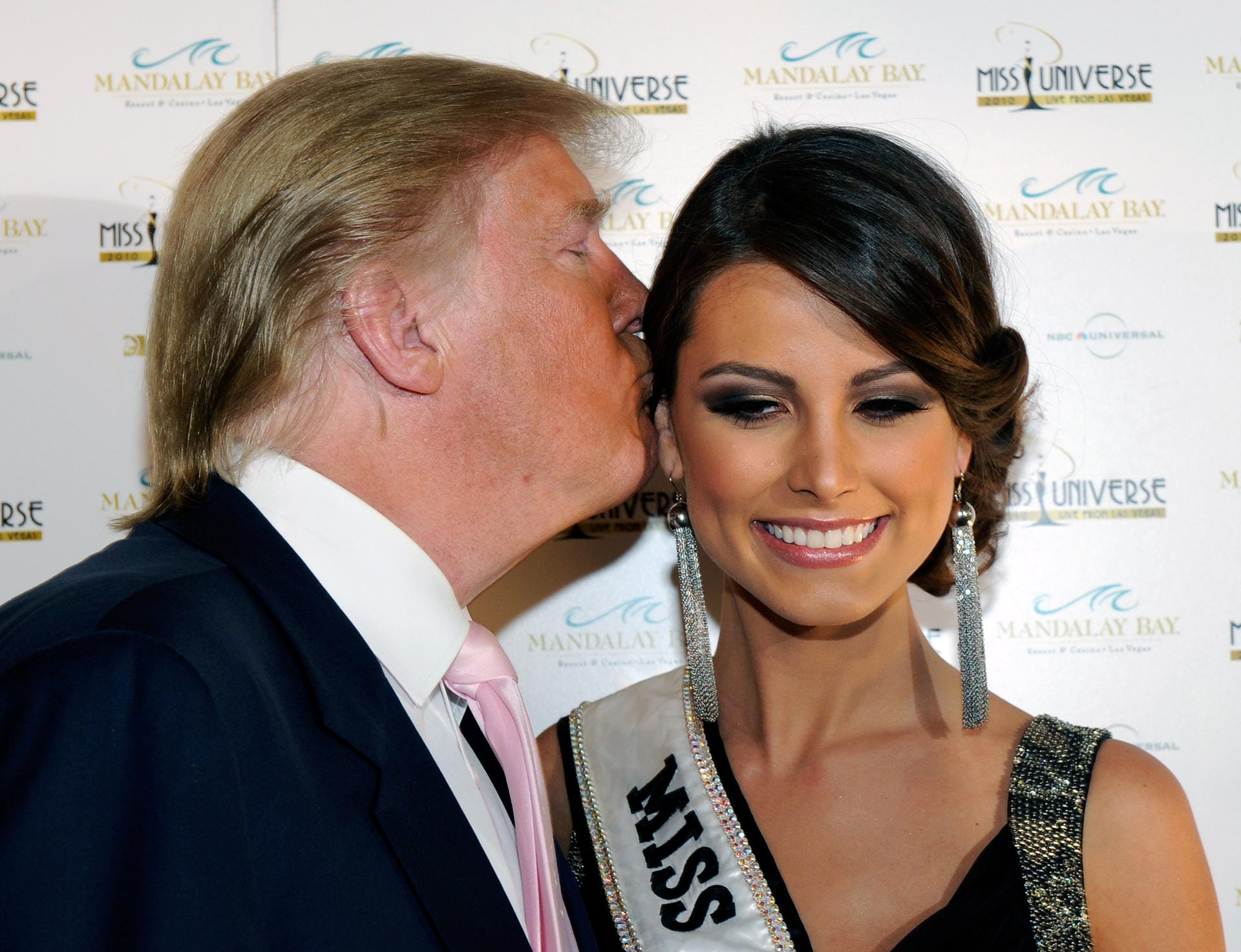 Donald Trump verteilt gern Küsschen – hier an die glückliche Miss Universe Stefania Fernandez...
