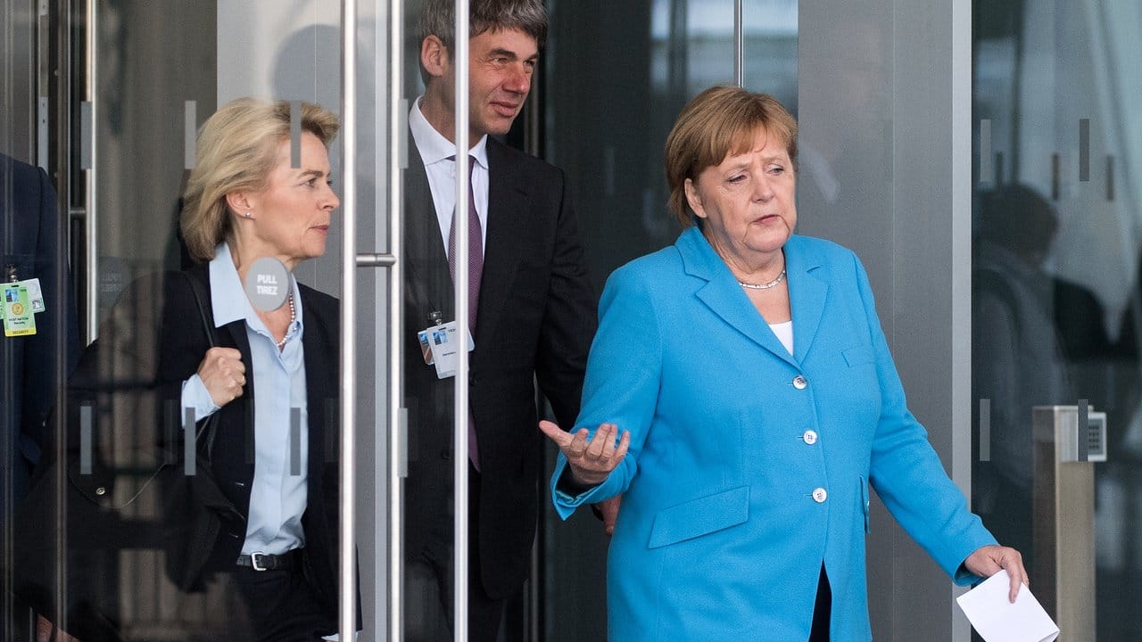 Angela Merkel geht mit Verteidigungsministerin Ursula von der Leyen zu einem Pressestatement zum Abschluss des Gipfels.