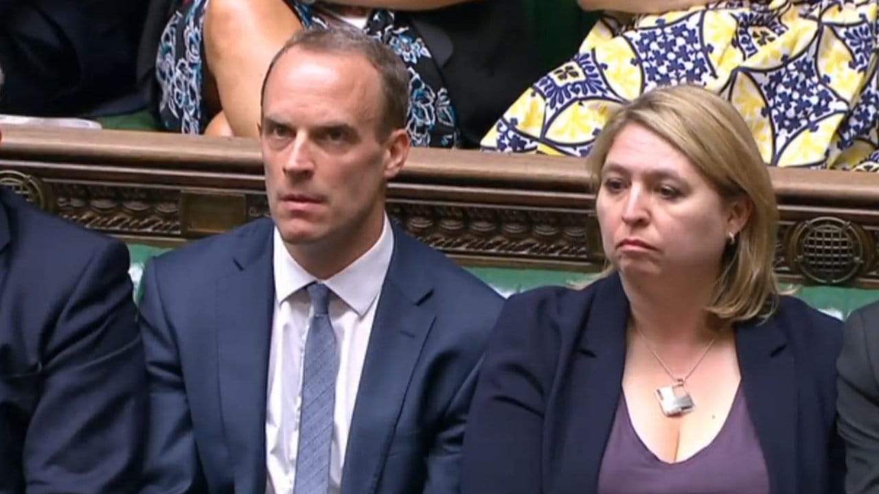 Dominic Raab (l), der neue Brexit-Minister in Großbritannien, sitzt neben Karen Bradley, Staatssekretärin für Nordirland, im Parlament.