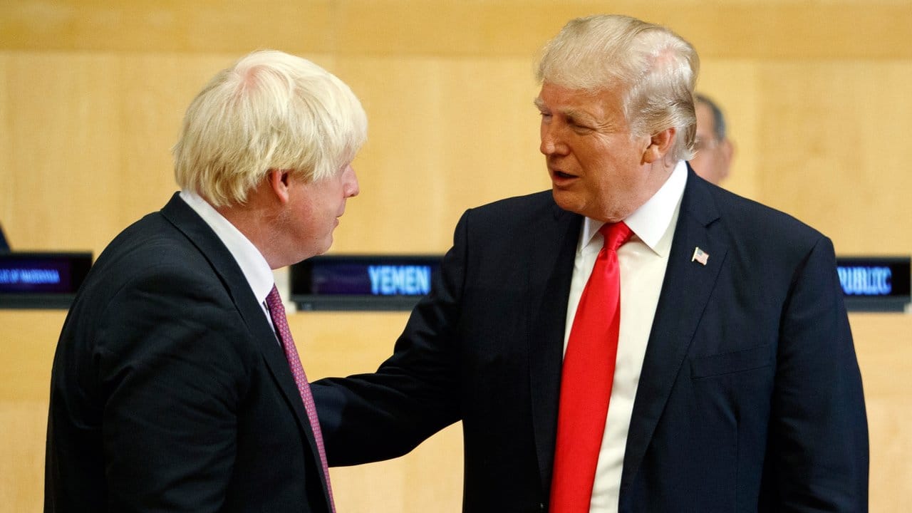 US-Präsident Donald Trump spricht mit Boris Johnson.