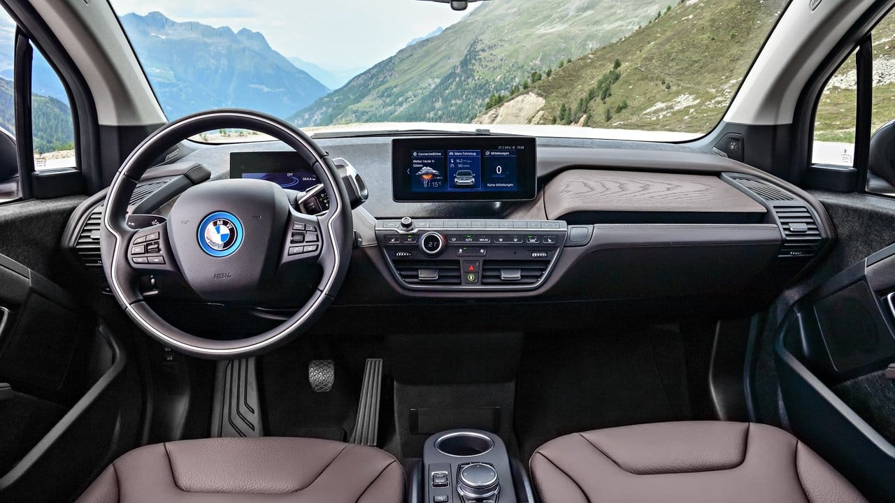 Die Cockpits von Elektroautos - wie hier das des BMW i3 - sind noch vergleichsweise herkömmlich.