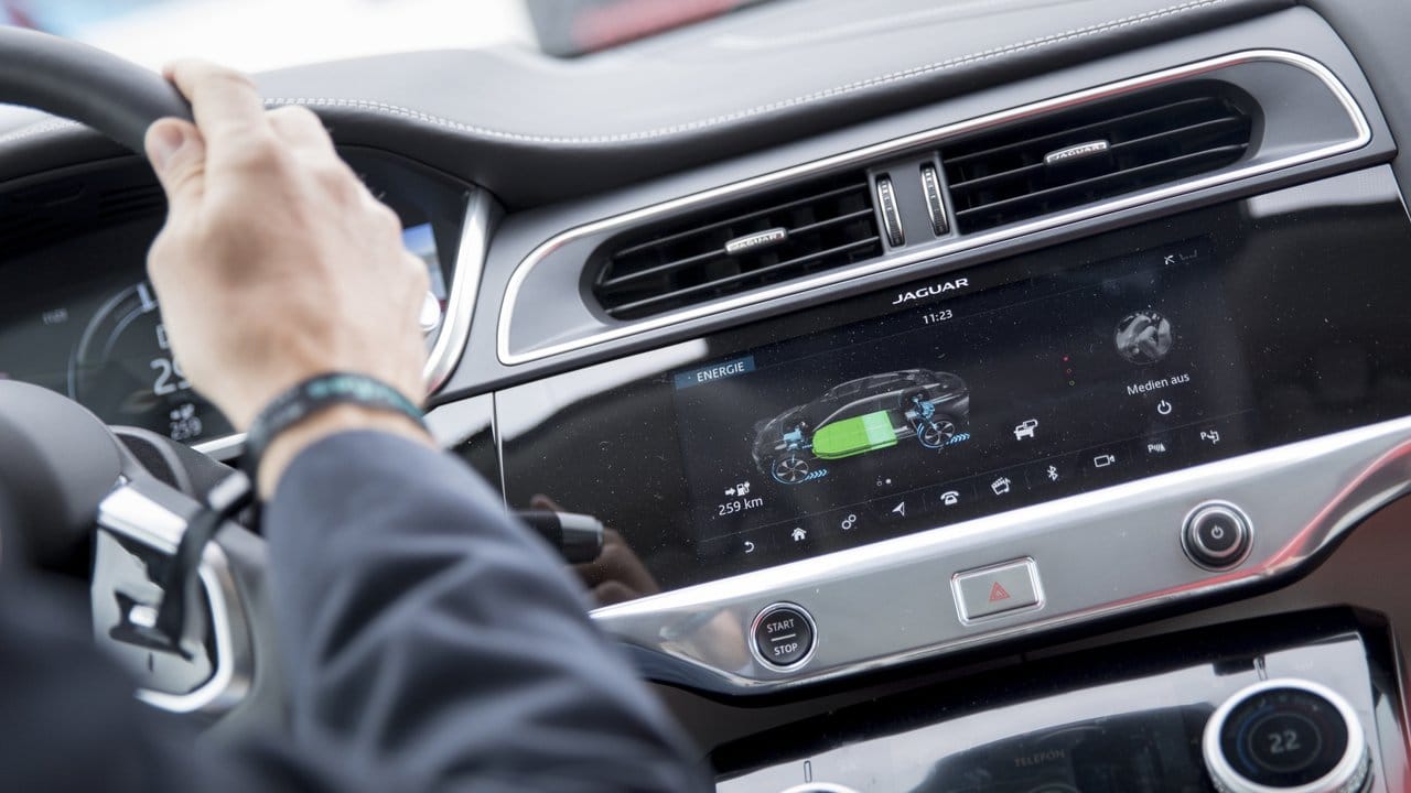 In Elektroautos informieren die Displays - wie hier im Jaguar I-Pace - auch darüber, wohin die Energie fließt.