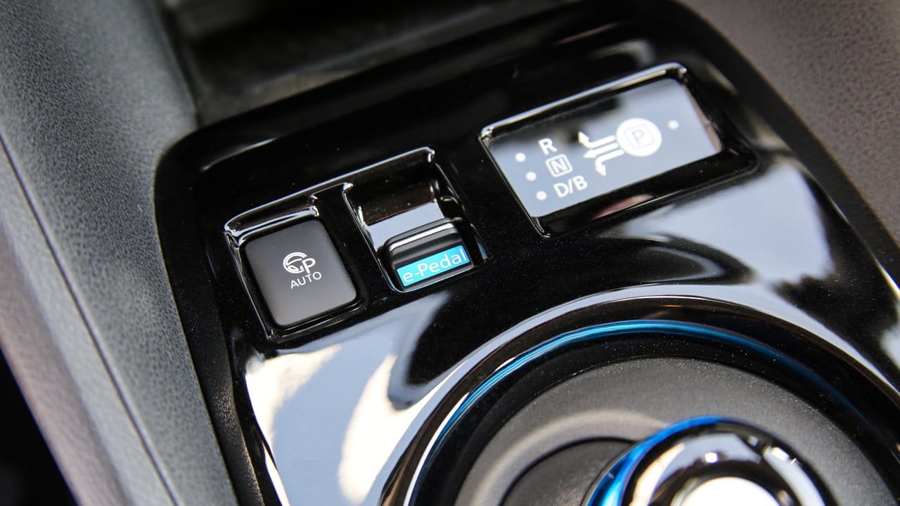 Im Nissan Leaf kann der Fahrer das E-Pedal aktivieren.