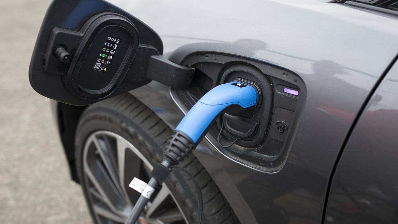 Tankdeckel auf und schnell Benzin nachfüllen - das geht bei Elektroautos nicht.