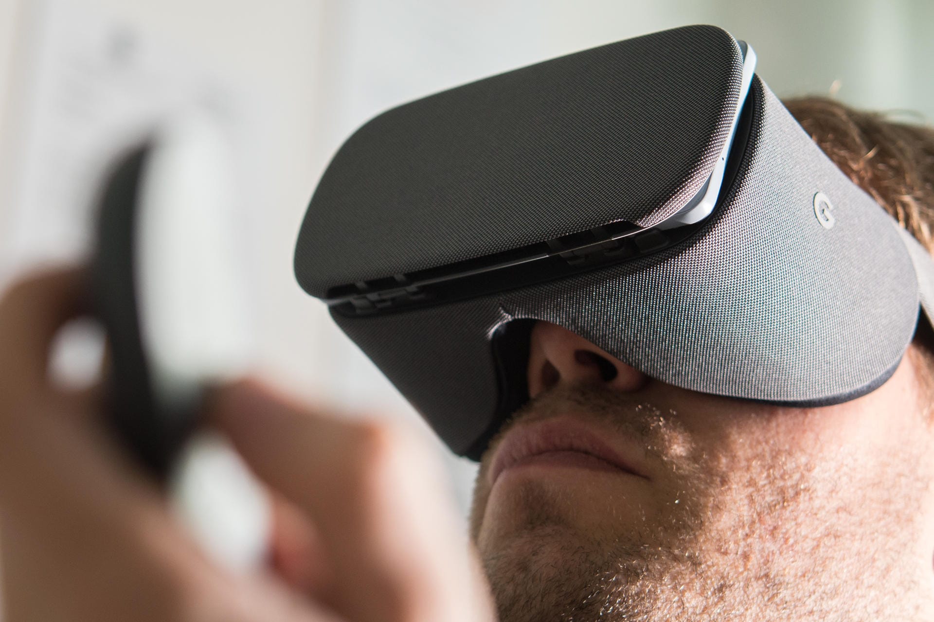 Die VR-Brille Daydream von Google ist eine bequemere Variante zu Cardboard, die mit einem lizensierten Smartphone genutzt werden kann.
