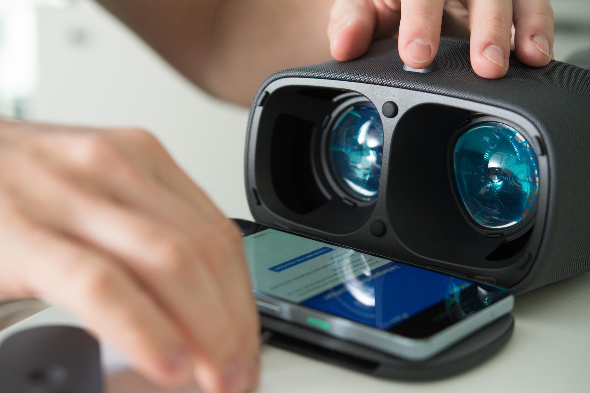 Google Daydream benötigt ein Smartphone, das vorne in der Brille eingesetzt wird.