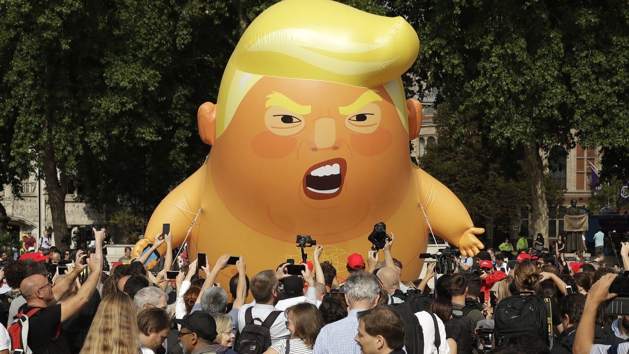 Demonstranten lassen in London einen 6 Meter hohen Ballon fliegen, um gegen den Besuch von Trump in Großbritannien zu protestieren.