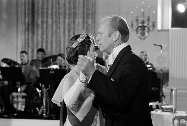 1976: Der damalige US-Präsident Gerald Ford und die Queen tanzen im Weißen Haus.