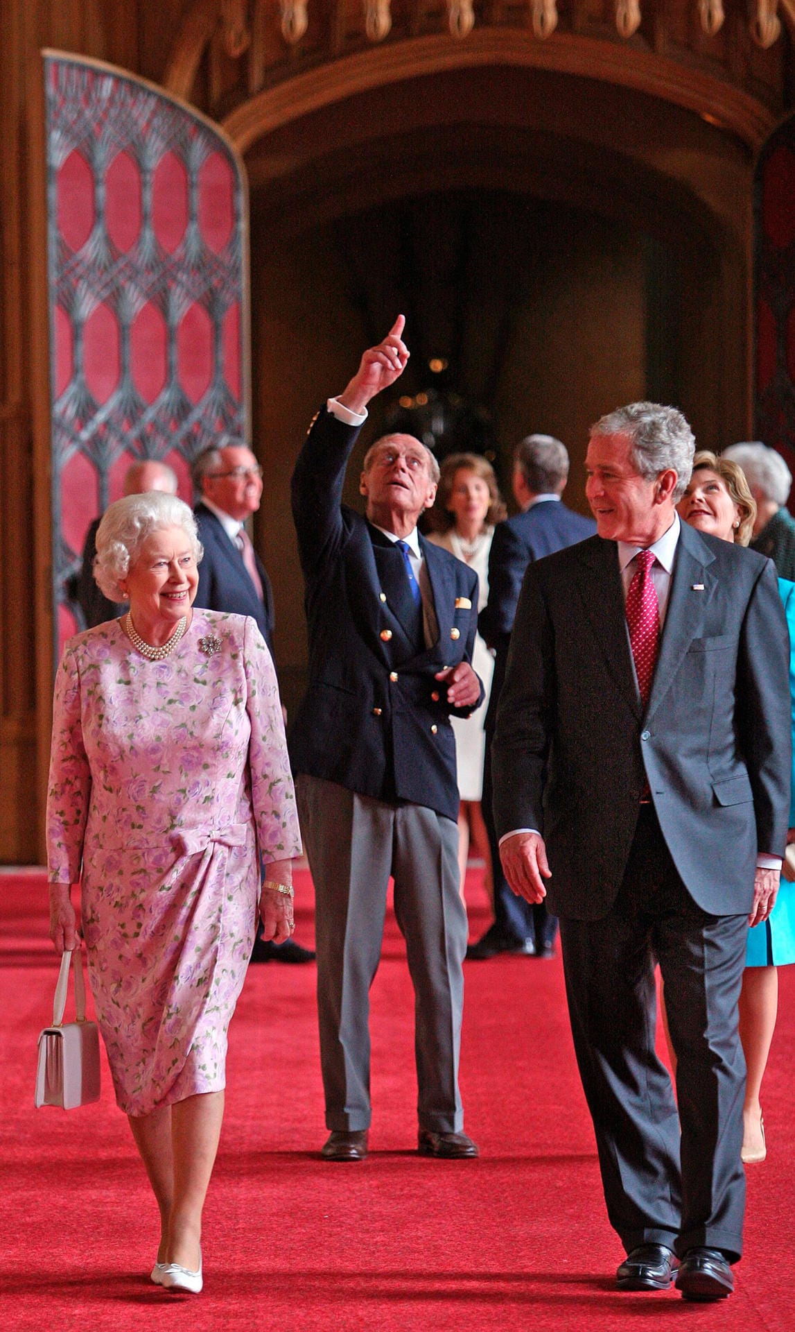 Führung durch Windsor Castle: Queen Elizabeth II. und Prinz Philip schreiten 2008 mit US-Präsident George Bush und seiner Ehefrau Laura durch die St. George's Hall.