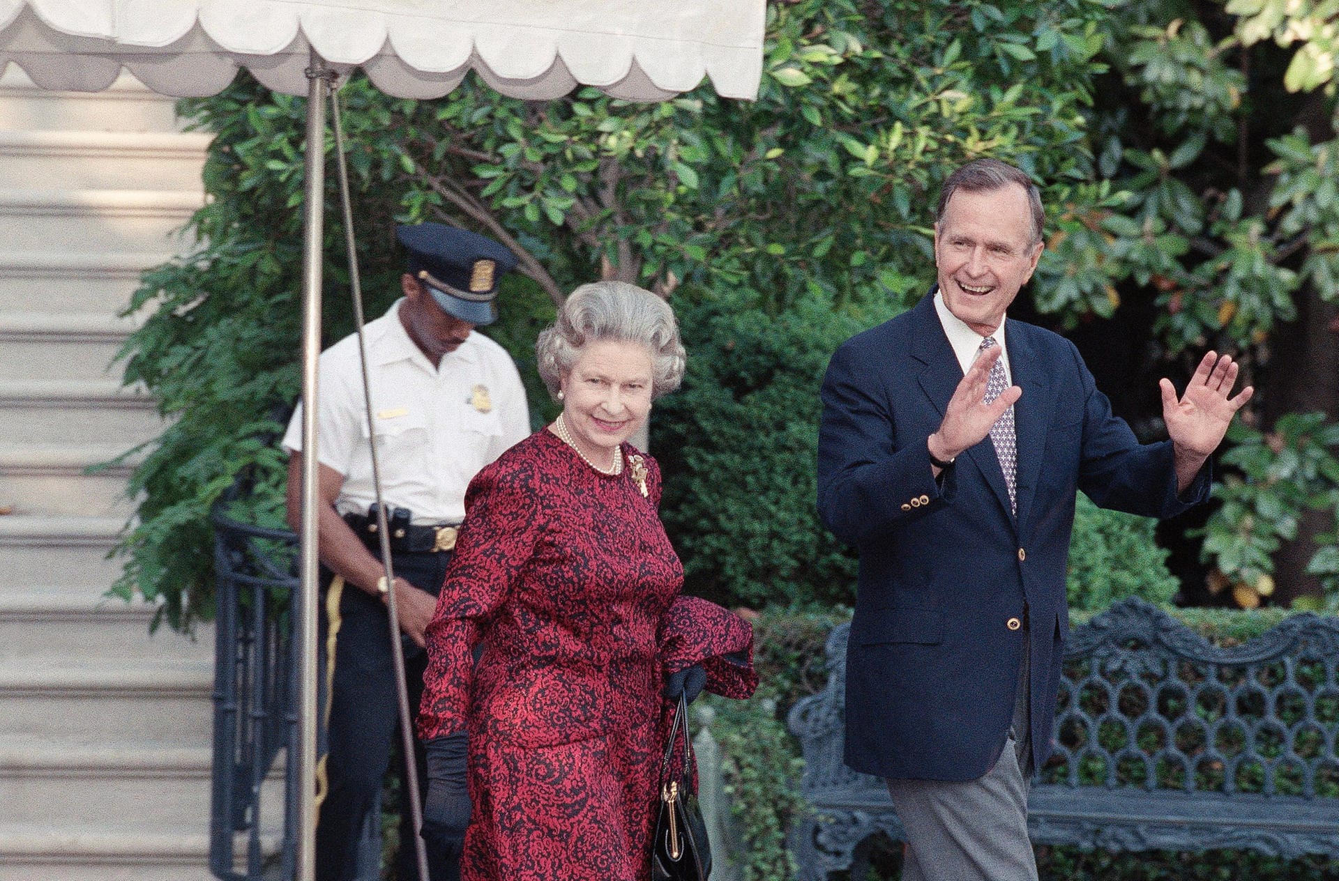 US-Präsident George H.W. Bush begleitet die Königin 1991 zu ihrem Helikopter, der sie nach Baltimore zu einem Baseball-Spiel fliegen soll.