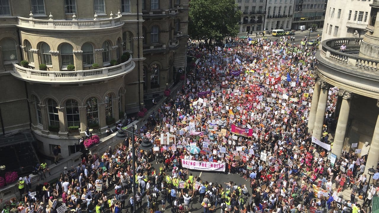Teilnehmer der Demonstration "Stop Trump" protestieren massenhaft in London.