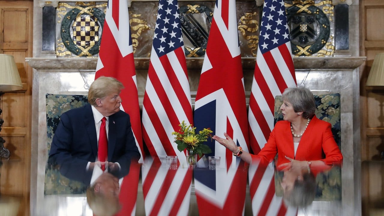 Theresa May spricht mit Donald Trump auf dem Landsitz Chequers.