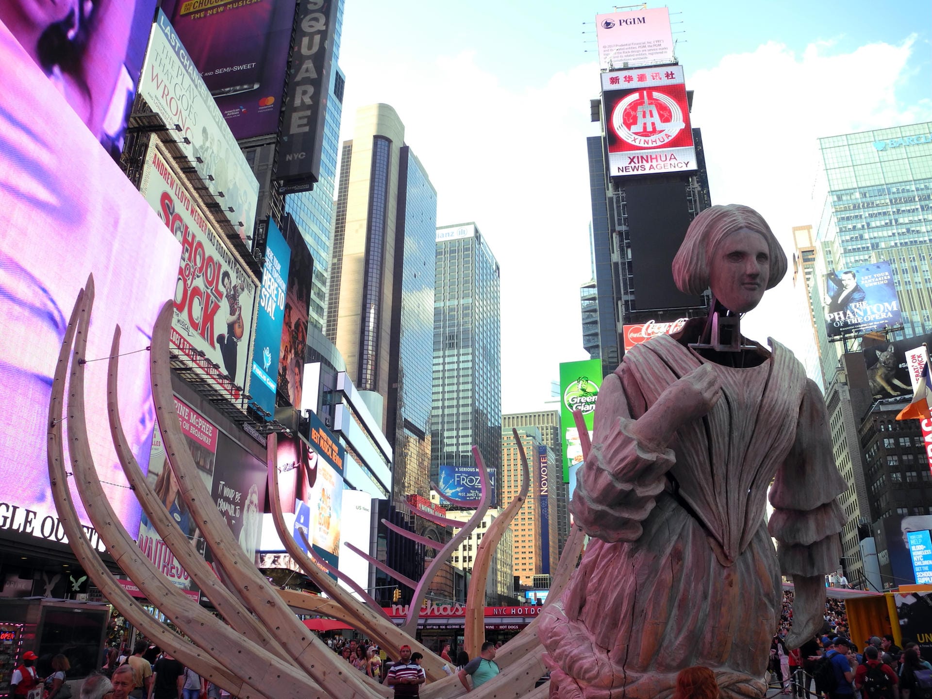 Kunstinstallation über dem Times Square