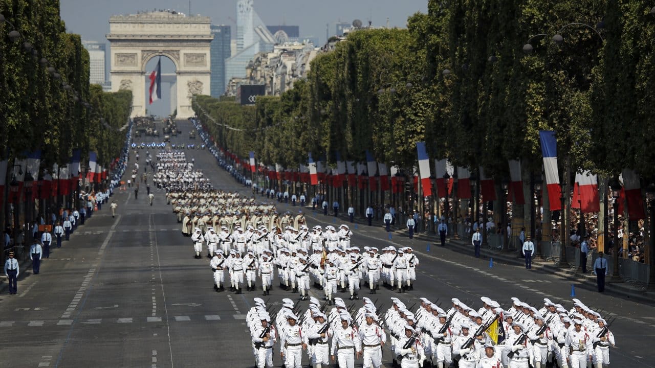 Französische Truppen marschieren im Rahmen der Feierlichkeiten zum Nationalfeiertag die Champs Elysee hinab.