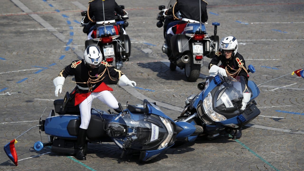 Nicht perfekt: Zwei Polizisten stoßen mit ihren Motorrädern während einer Militärparade zusammen.