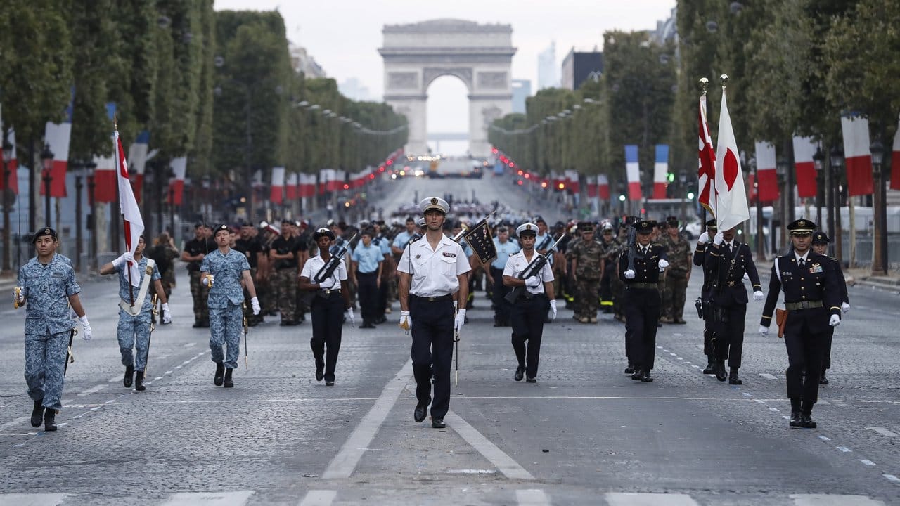 In Paris marschieren Soldaten bei einer Probe für die Parade anlässlich des französischen Nationalfeiertages über die Champs-Elysees.
