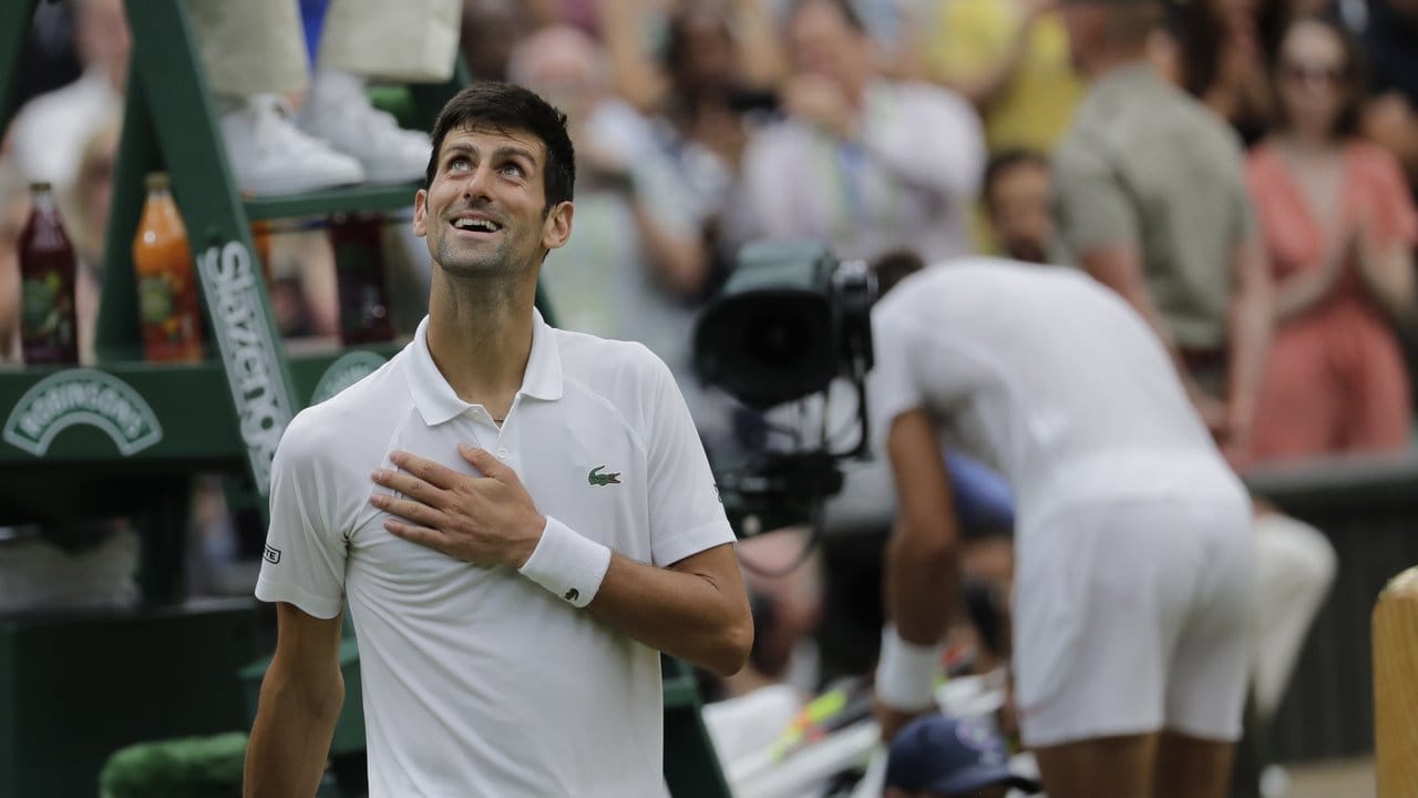 Novak Djokovic gewann ein hochklassiges Halbfinale gegen Rafael Nadal.