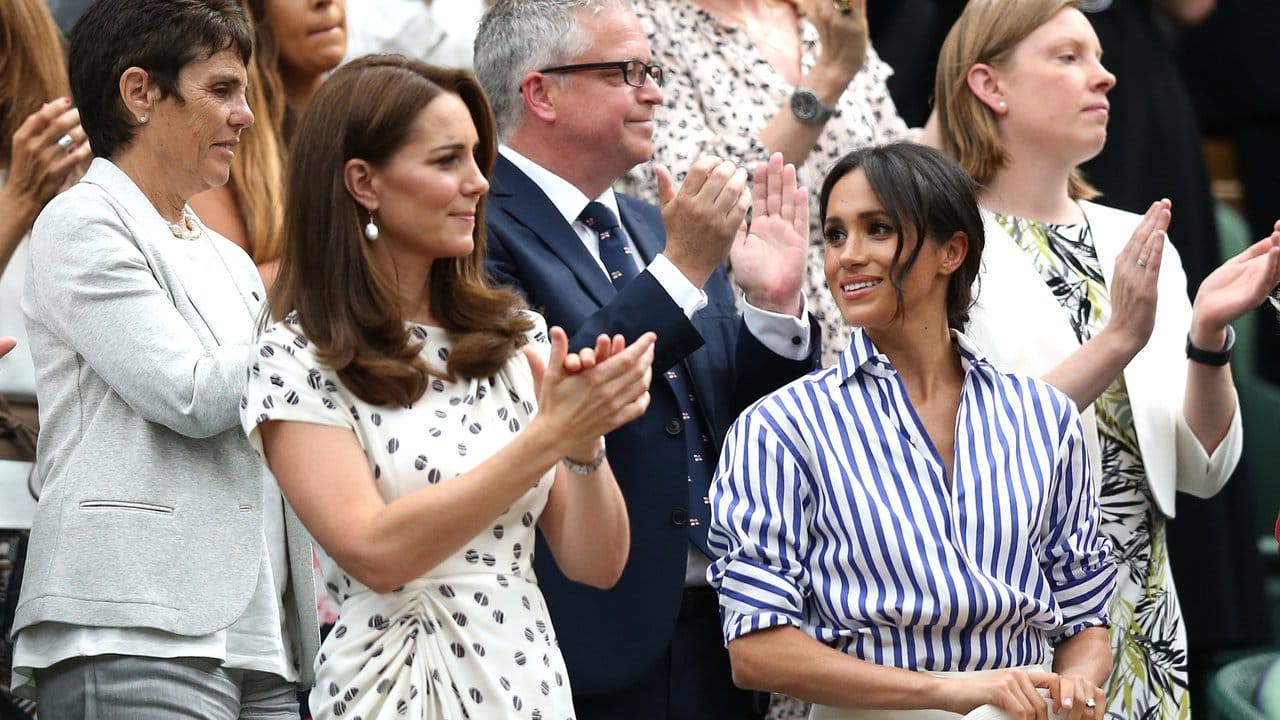 Die britischen Herzoginnen Catherine (l) und Meghan applaudieren in der Königlichen Loge.