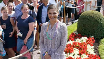 Kronprinzessin Victoria von Schweden feierte ihren 41. Geburtstag nicht nur mit der royalen Familie, sondern auch mit tausenden Fans, die in den Park von Schloss Solliden strömten.