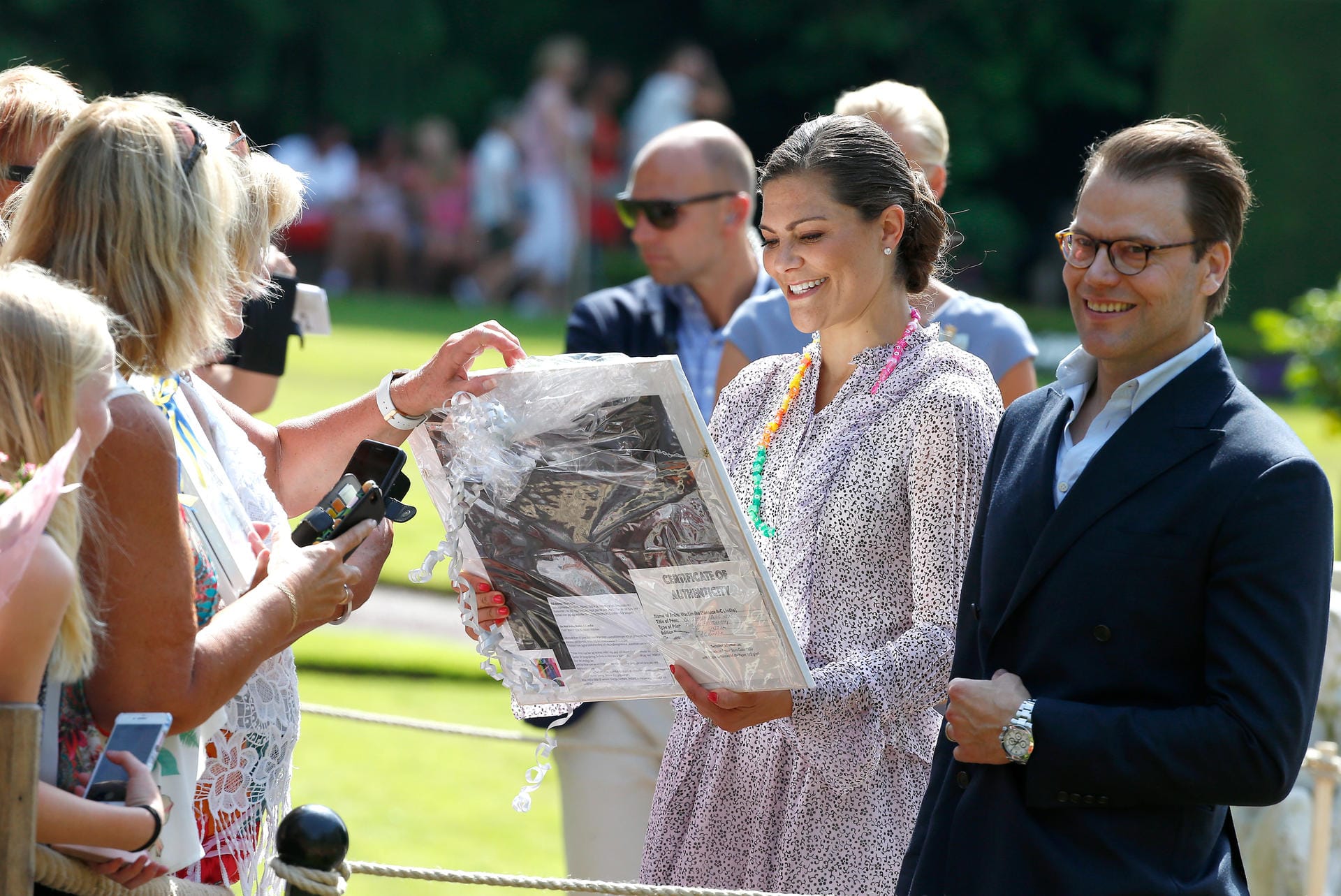 Kronprinzessin Victoria und ihr Ehemann Prinz Daniel zeigten sich nahbar. Sie machten Fotos mit den Fans und nahmen Geschenke entgegen.