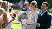 Kronprinzessin Victoria und ihr Ehemann Prinz Daniel zeigten sich nahbar. Sie machten Fotos mit den Fans und nahmen Geschenke entgegen.