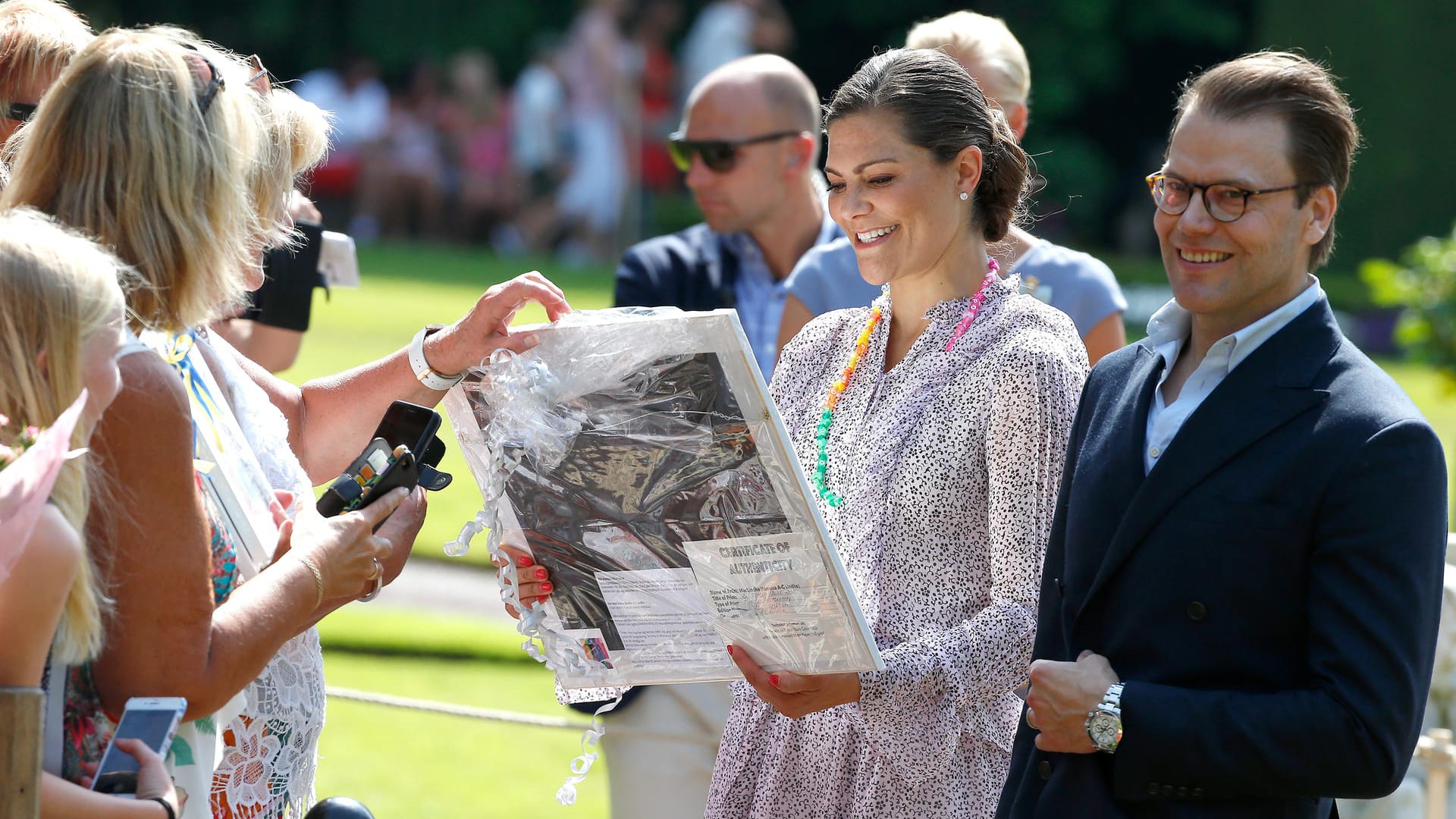 Kronprinzessin Victoria und ihr Ehemann Prinz Daniel zeigten sich nahbar. Sie machten Fotos mit den Fans und nahmen Geschenke entgegen.