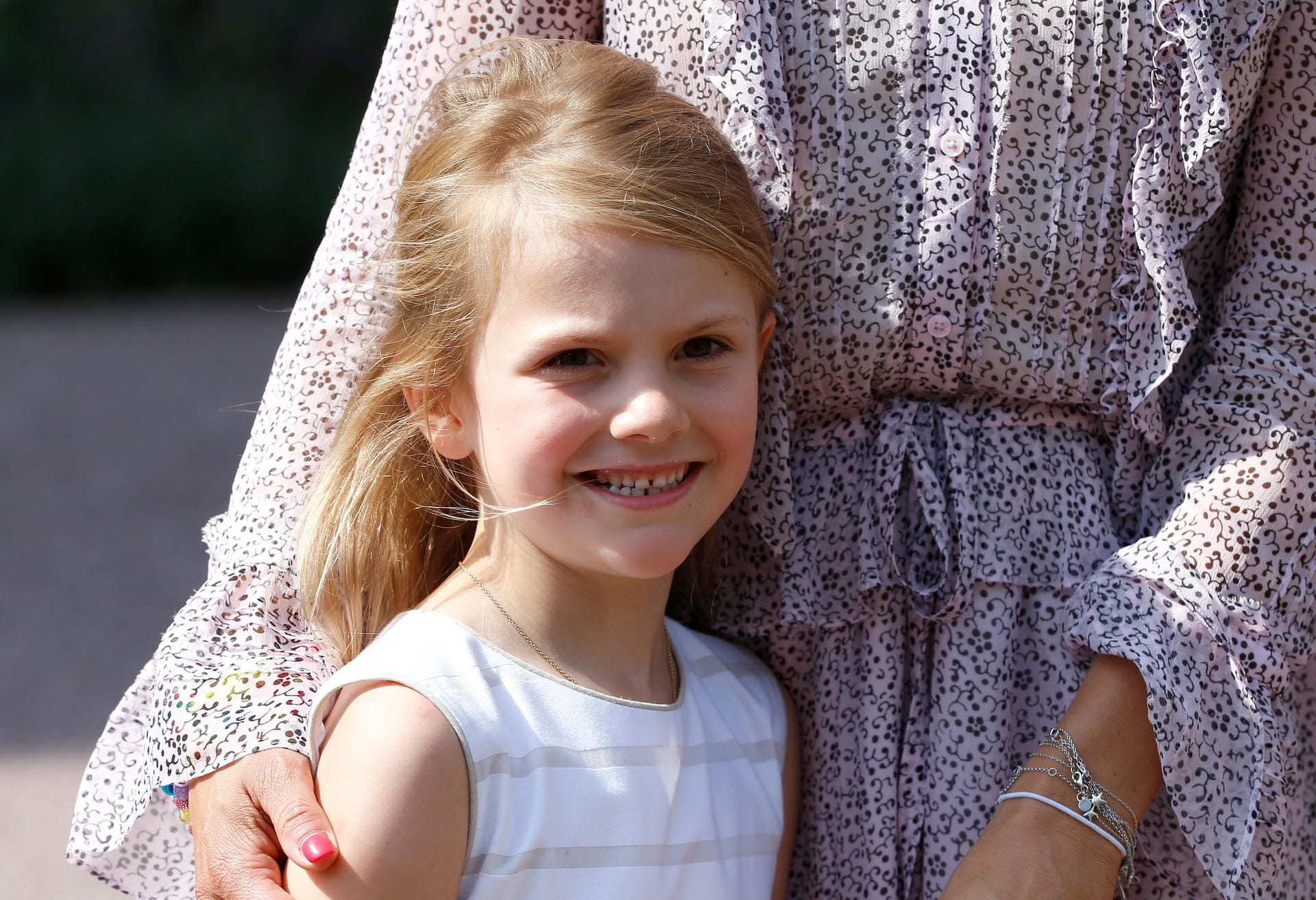 Die sechsjährige Prinzessin Estelle begeisterte sämtliche Royal-Fans. In einem hübschen Kleidchen strahlte sie über das ganze Gesicht und war immer nah bei Mama Victoria.