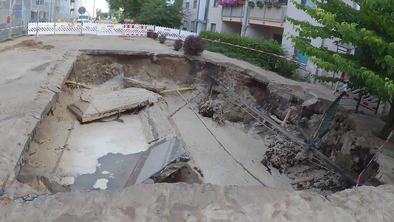 Der Krater entstand infolge eines Wasserrohrbruchs.