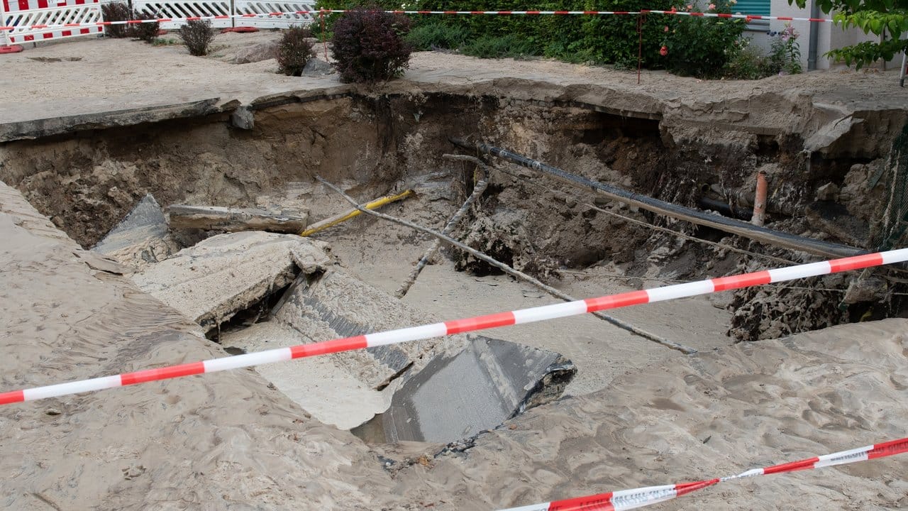 Der Krater in der Semmelweisstraße in Köpenick ist weiträumig abgesperrt.