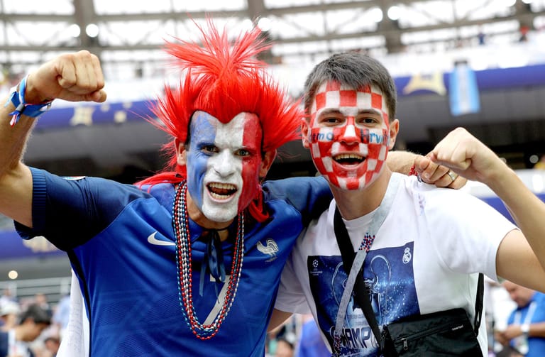 Ein Fan von Frankreich und einer von Kroatien vor dem Finale.