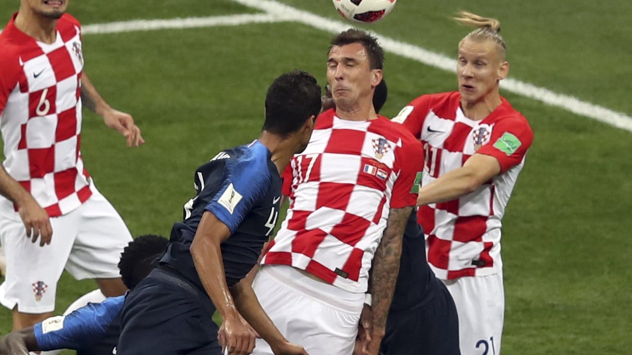 Vom Kopf des Kroaten Mario Mandzukic fällt der Ball ins Tor.